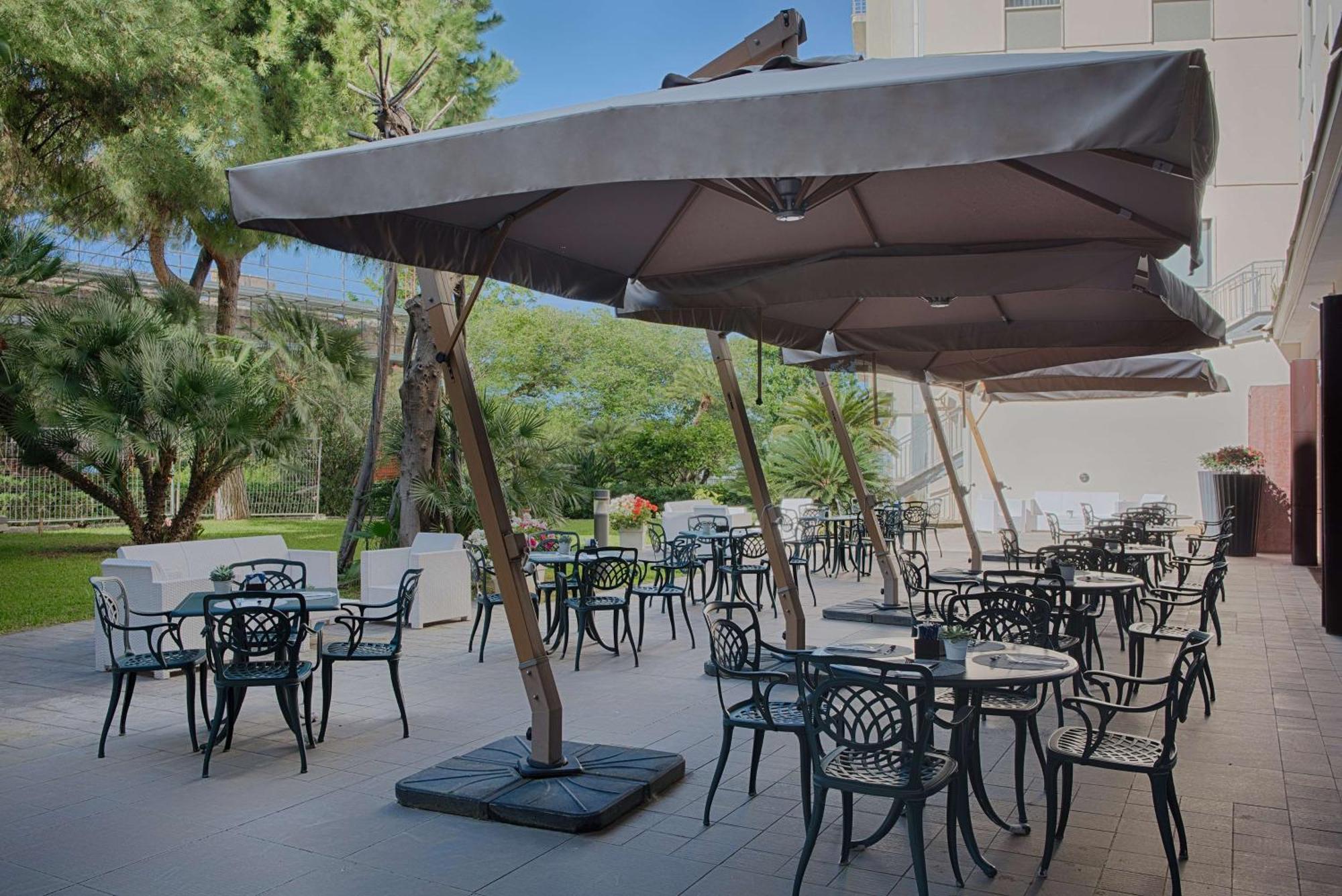 Hotel NH Palermo Esterno foto
