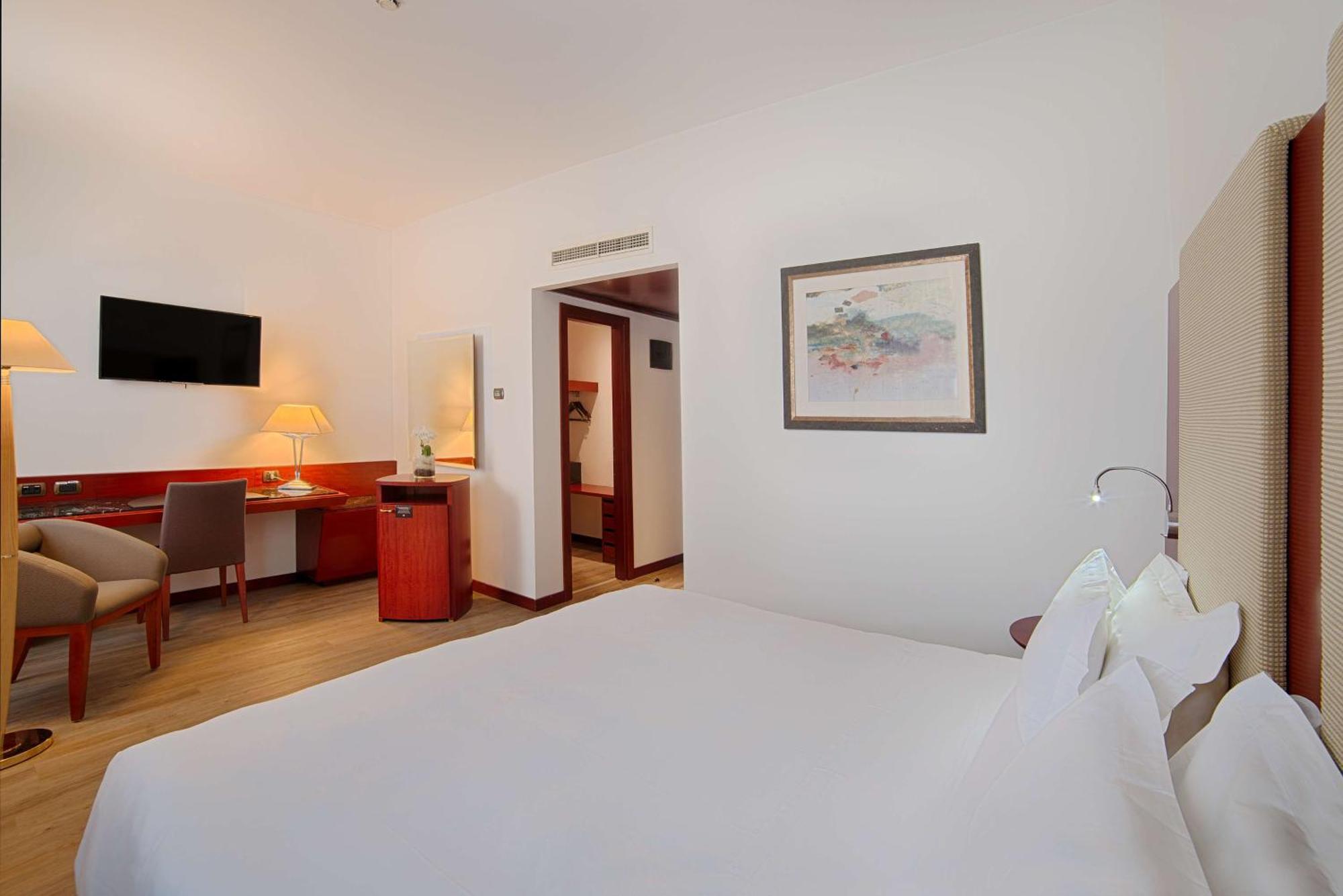 Hotel NH Palermo Esterno foto