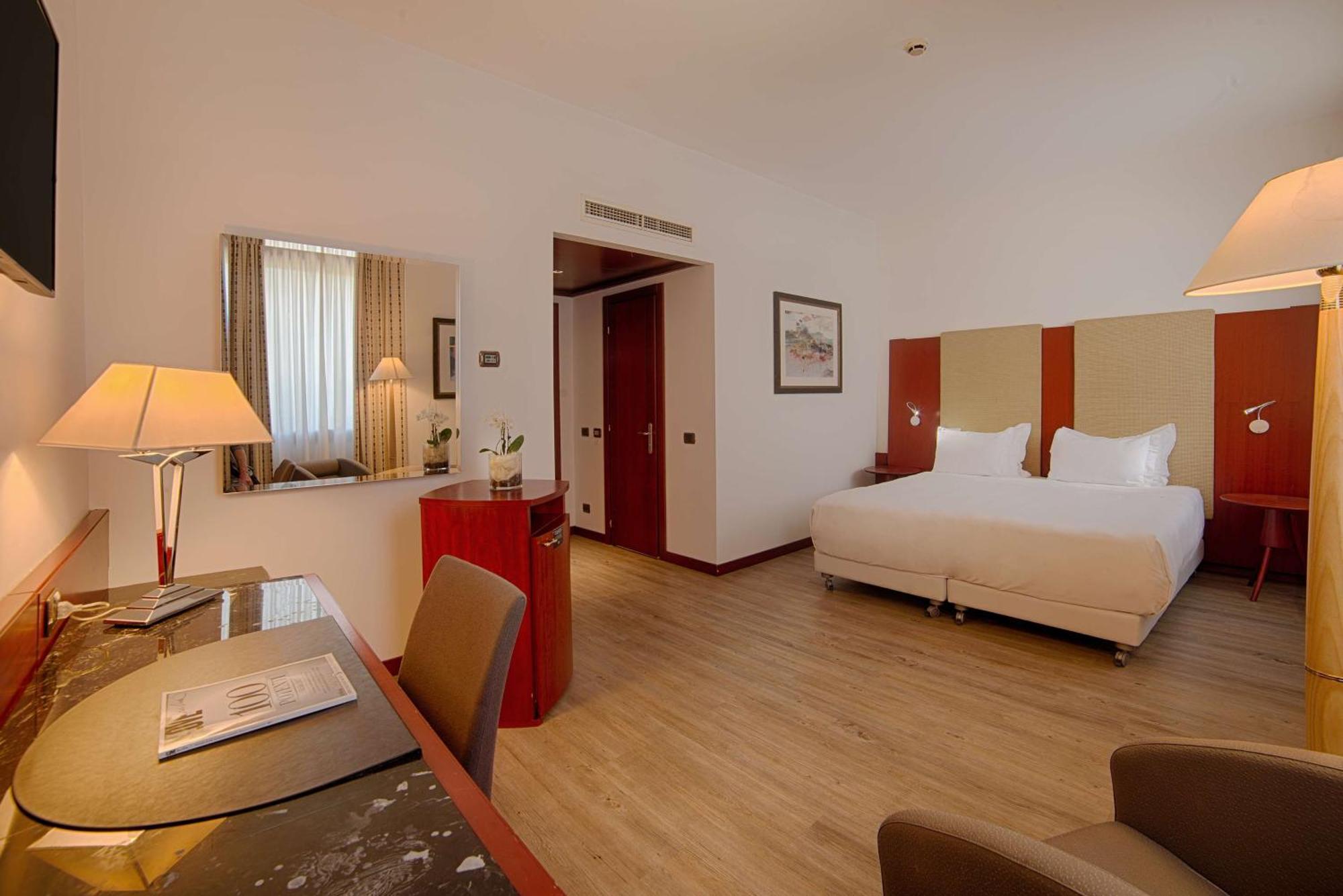 Hotel NH Palermo Esterno foto