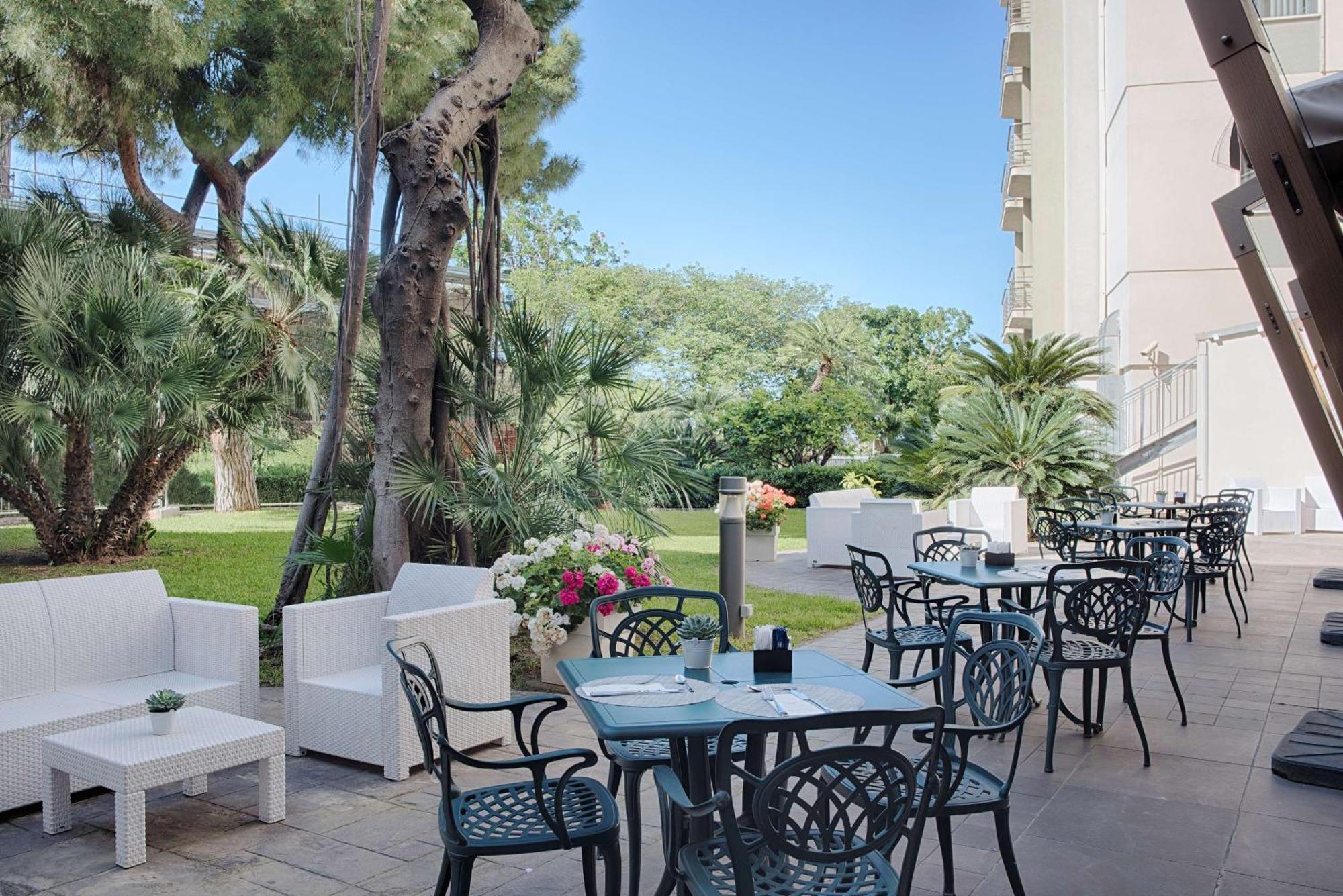 Hotel NH Palermo Esterno foto